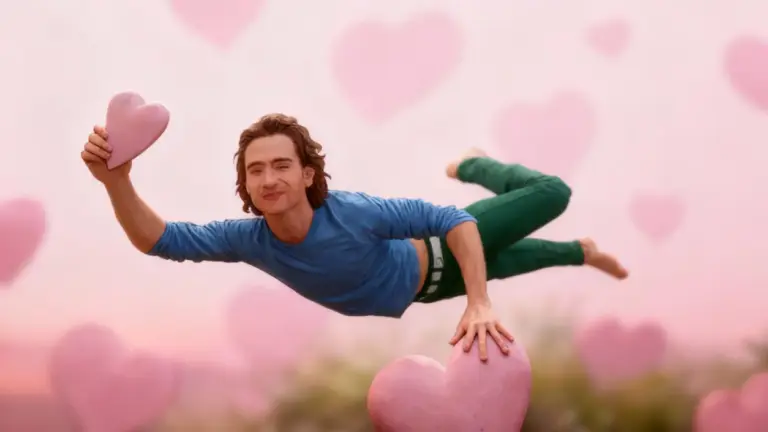 Una persona sospesa in aria con cuori rosa sullo sfondo, in un contesto romantico