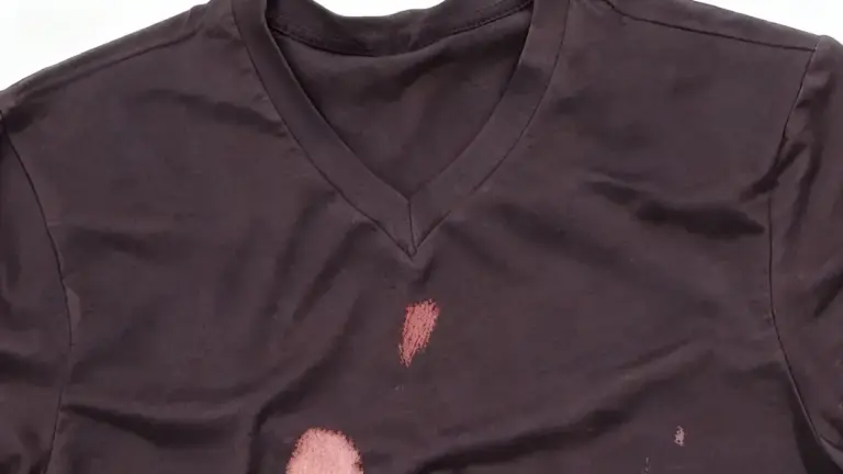 Maglietta scura con evidenti macchie di candeggina sul davanti