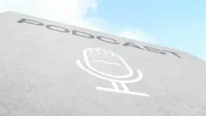 Icona di un microfono stilizzato su una superficie chiara con cielo azzurro sullo sfondo