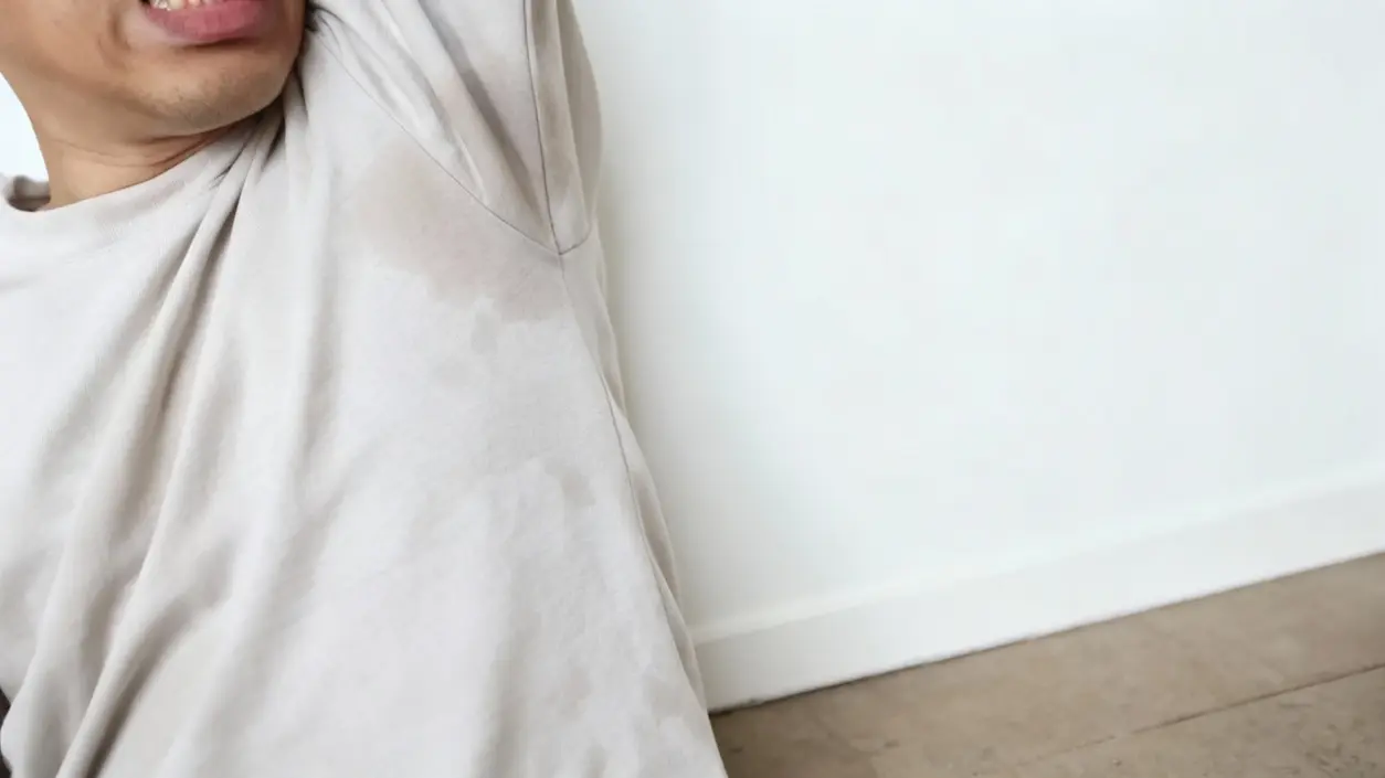 Persona con maglietta sudata sotto le ascelle, effetto del caldo eccessivo